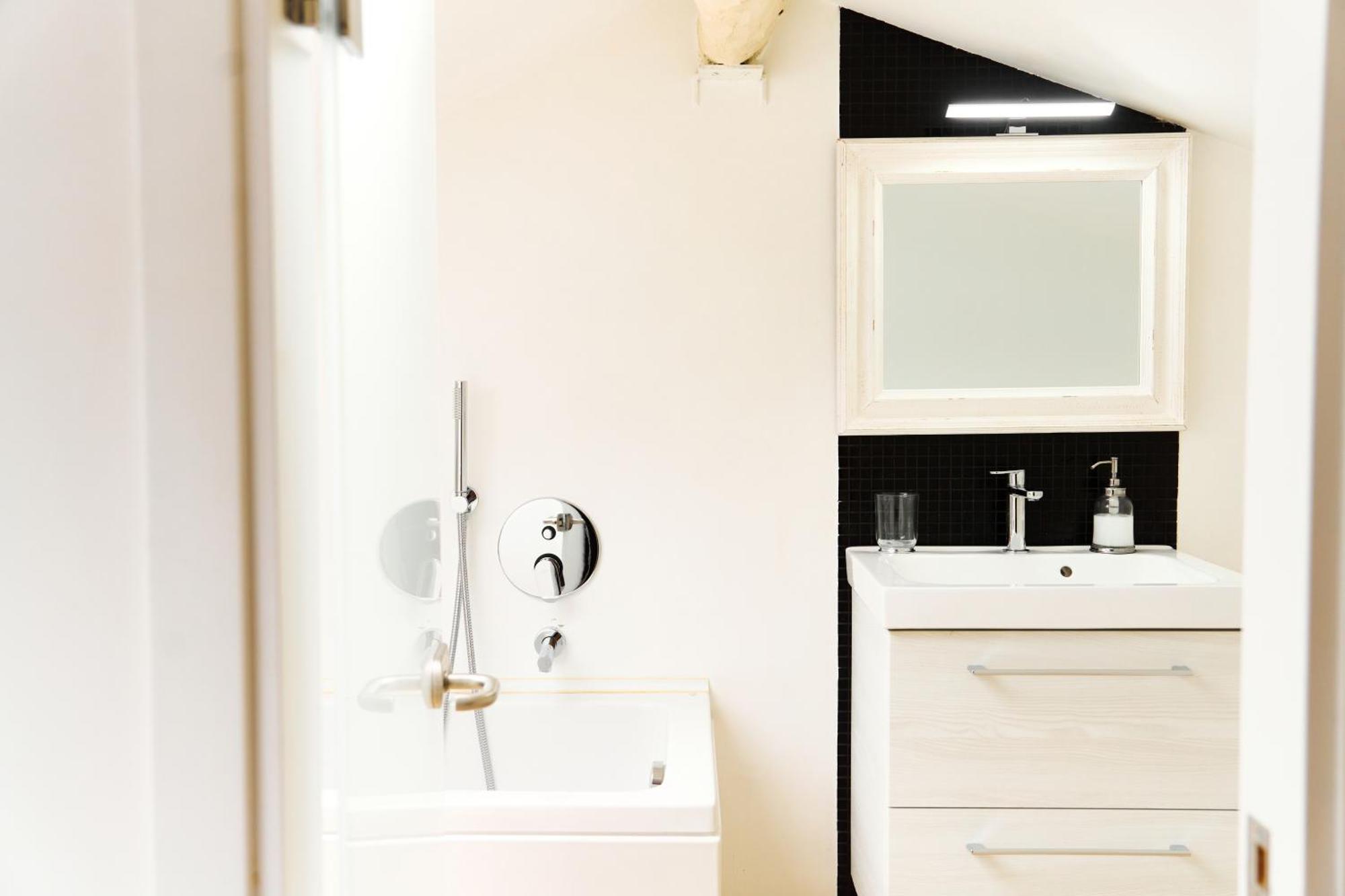 Riverside Loft Navigli - Spacious Two-Bedroom Apartment Milan Bagian luar foto
