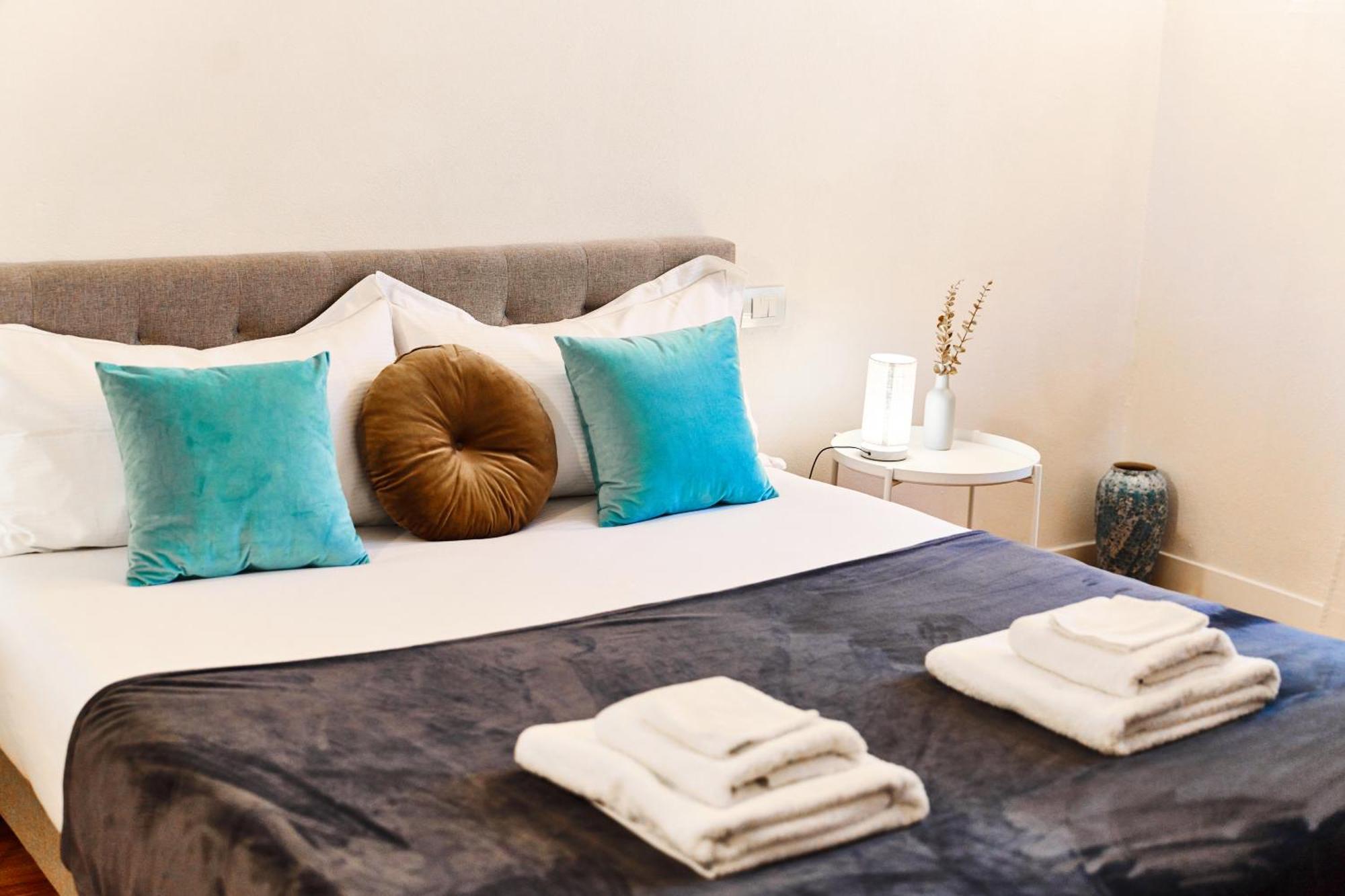 Riverside Loft Navigli - Spacious Two-Bedroom Apartment Milan Bagian luar foto